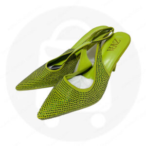 Escarpins verts avec des strass noirs sur fond blanc chaussur femme