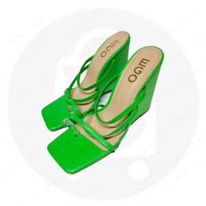 Chaussure vertes à talon compensé avec une bride