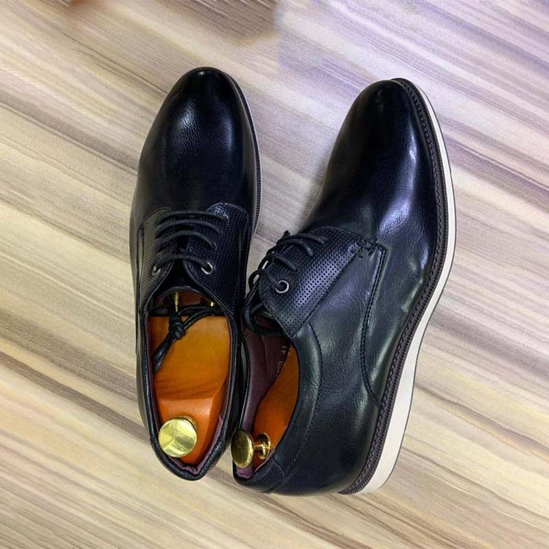 Chaussures en cuir noir monsieur responsable au Cameroun